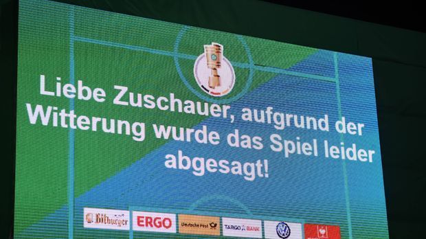 
                <strong>1860 München: So stürzten die Löwen unter Hasan Ismaik ab</strong><br>
                Wobei er im Hinblick auf das Lotte-Spiel dem DFB sogar zweierlei Maß unterstellte. "Unsere Löwen hatte man vor einigen Wochen auf einen maroden Platz gejagt, aber weil der Gegner jetzt nicht 1860, sondern Borussia Dortmund heißt, wird nach der Spielabsage seitens des DFB sogar empfohlen, in ein anderes Stadion auszuweichen. Ich halte dies für höchst bedenklich." Bedenklich ist vor allem der Umgang des Klubs mit Journalisten.
              