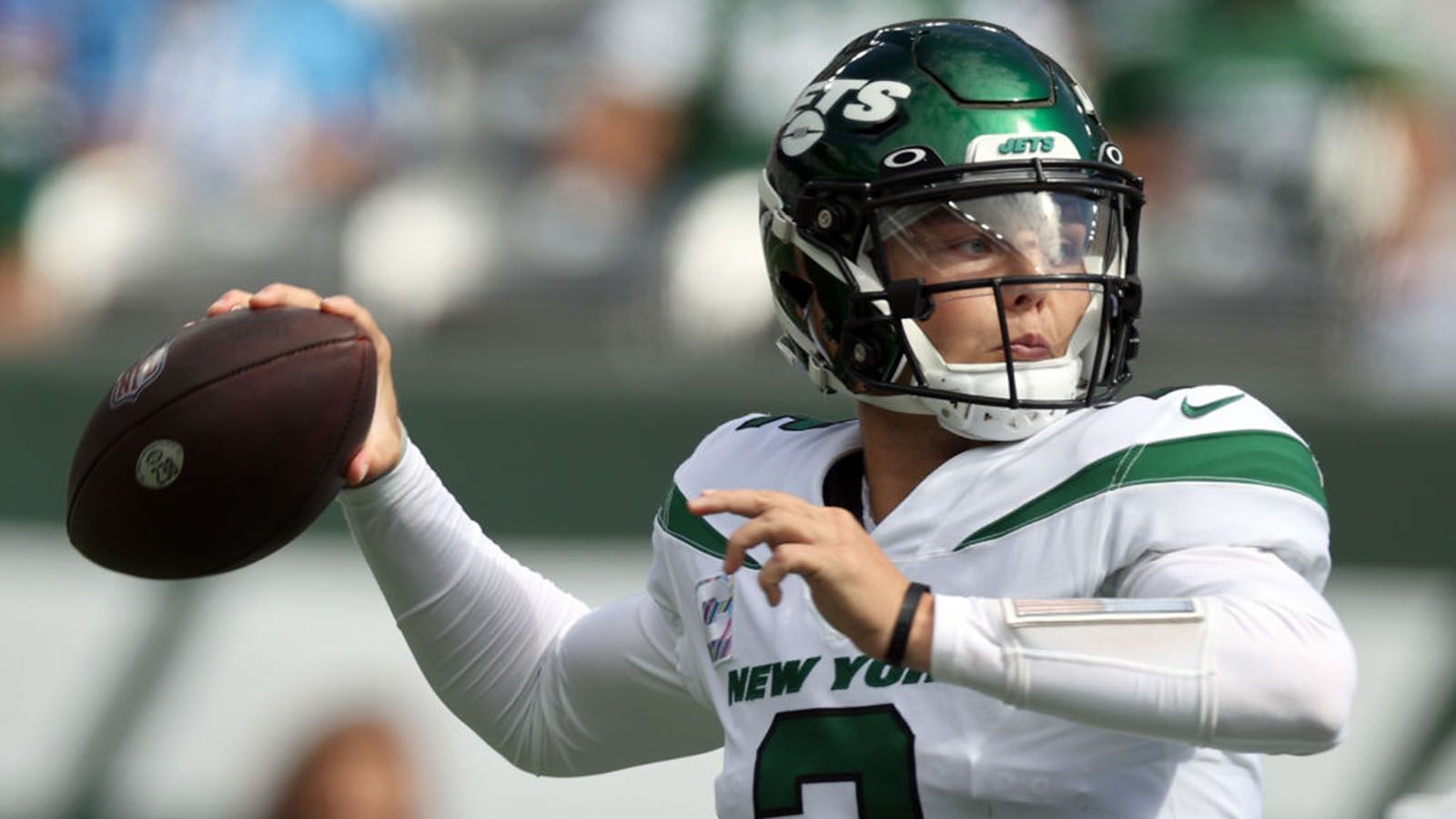 
                <strong>Erster Sieg eines Rookies in London</strong><br>
                Der Quarterback der New York Jets könnte im "London Game" gegen die Atlanta Falcons (So., ab 14:55 Uhr live auf ProSieben und ran.de) der erste Rookie werden, der in London die Partie für sich entscheidet. Zudem würde er bereits mit zwei Touchdown-Pässen zum Rekordhalter unter den Rookies aufsteigen. Zwar gewann Russell Wilson 2012 mit den Seahawks in Toronto gegen die Buffalo Bills mit 50:17, bediente dabei aber nur einmal einen Passempfänger zum Touchdowns. Vergebliche Versuche, als Rookie-Quarterback in London zu gewinnen, unternahmen auch Derek Carr für die damals noch Oakland Raiders, Blake Bortles und Gardner Minshew für die Jacksonville Jaguars sowie Deshone Kizer für die Cleveland Browns.
              