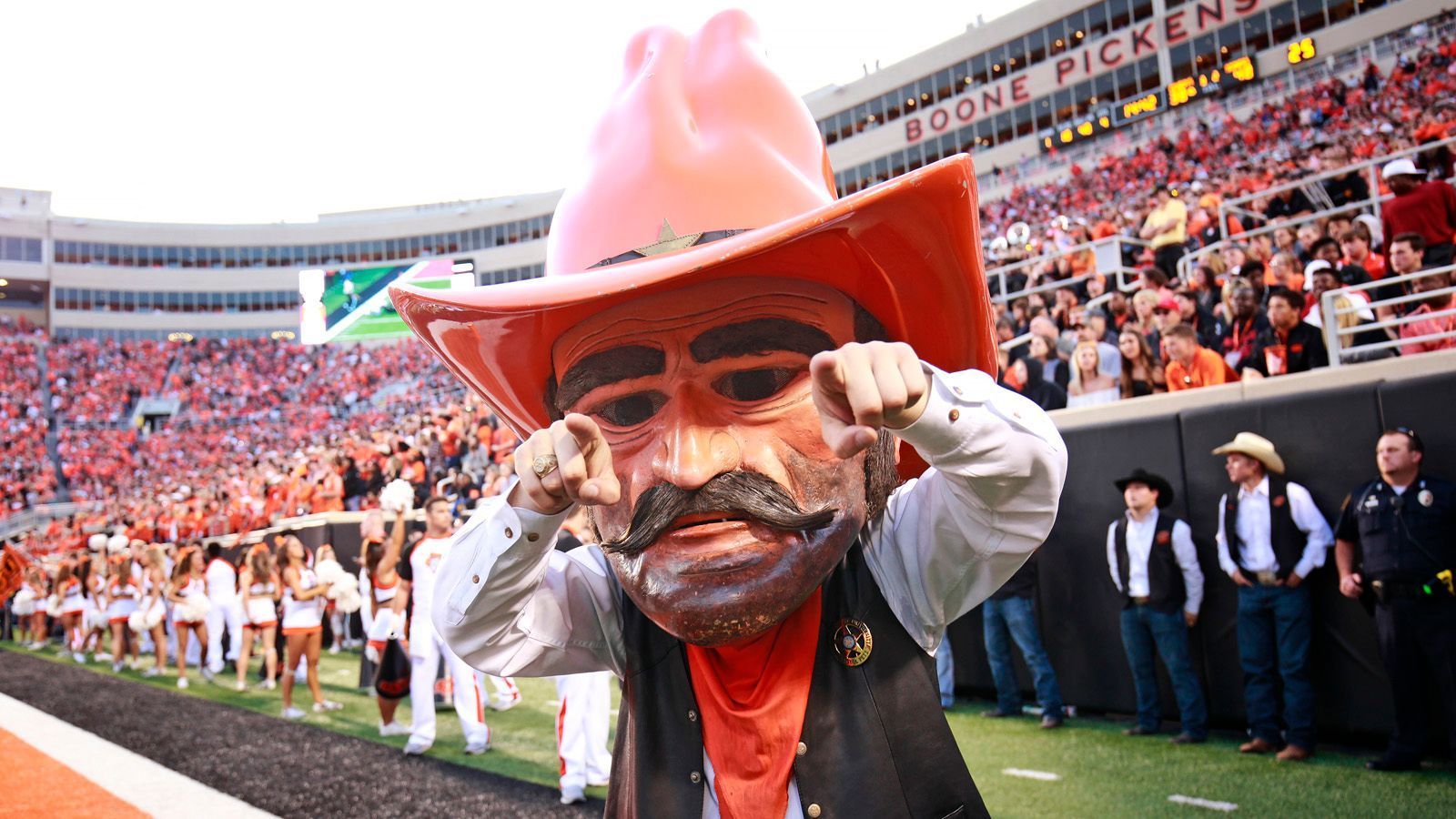 
                <strong>Pistol Pete</strong><br>
                Als 1923 der Tiger als Maskottchen ausgedient hatte, machte man sich zügig auf die Suche nach einem Ersatz. Studenten sahen Frank Eaton bei einer Parade im Cowboydress und fragten ihn, ob er nicht Model stehen wollte für das neue Maskottchen. Dieauf ihm basierende Karikatur eines Revolverhelden wurde also zur Grundlage für das neue Maskottchen. Heutzutage bewerben sich jährlichzehn bis 15 Studenten der OSU für die Rolle des Maskottchens. Eine Jury ehemaliger "Petes" bestimmt dann darüber, wer im kommenden Jahr der Glückliche sein wird.
              