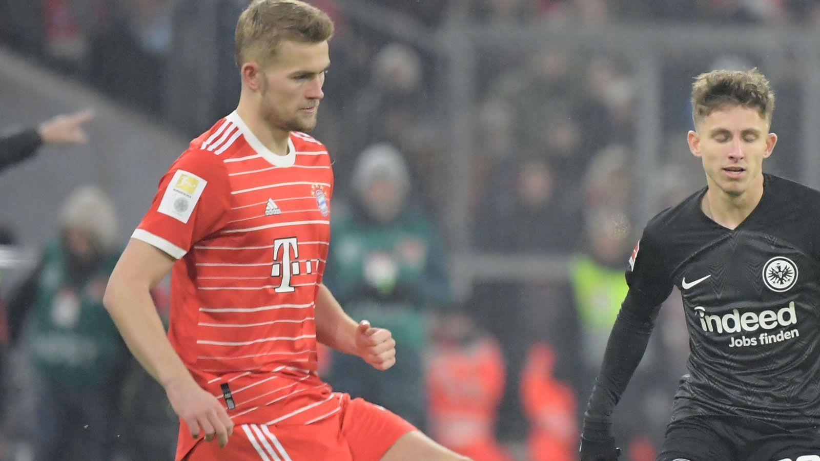 
                <strong>Matthijs de Ligt (FC Bayern München)</strong><br>
                Kassiert früh Gelb für ein taktisches Foul, danach weitgehend sicher in der Defensive. Lässt allerdings Kolo Muani vor dem 1:1 laufen und unterstützt danach auch Upamecano nicht. ran-Note: 4
              