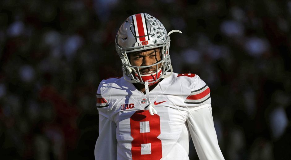 
                <strong>Pick 28 – Dallas Cowboys: Gareon Conley (Cornerback, Ohio State)</strong><br>
                Die Dallas Cowboys müssen dringend ihre Secondary verstärken. Insgesamt 2.643 defensive Snaps der Vorsaison verlor Dallas durch die Abgänge von Brandon Carr, Morris Claiborne, Barry Church und J.J. Wilcox. Conley gilt für viele als der sicherere Pick aus dem Ohio State Backfield, weil er nicht dieselbe Verletzungshistorie hat wie Marshon Lattimore. Eine Schwäche ist aber allemal sein noch unsicheres Spiel gegen den Lauf.
              