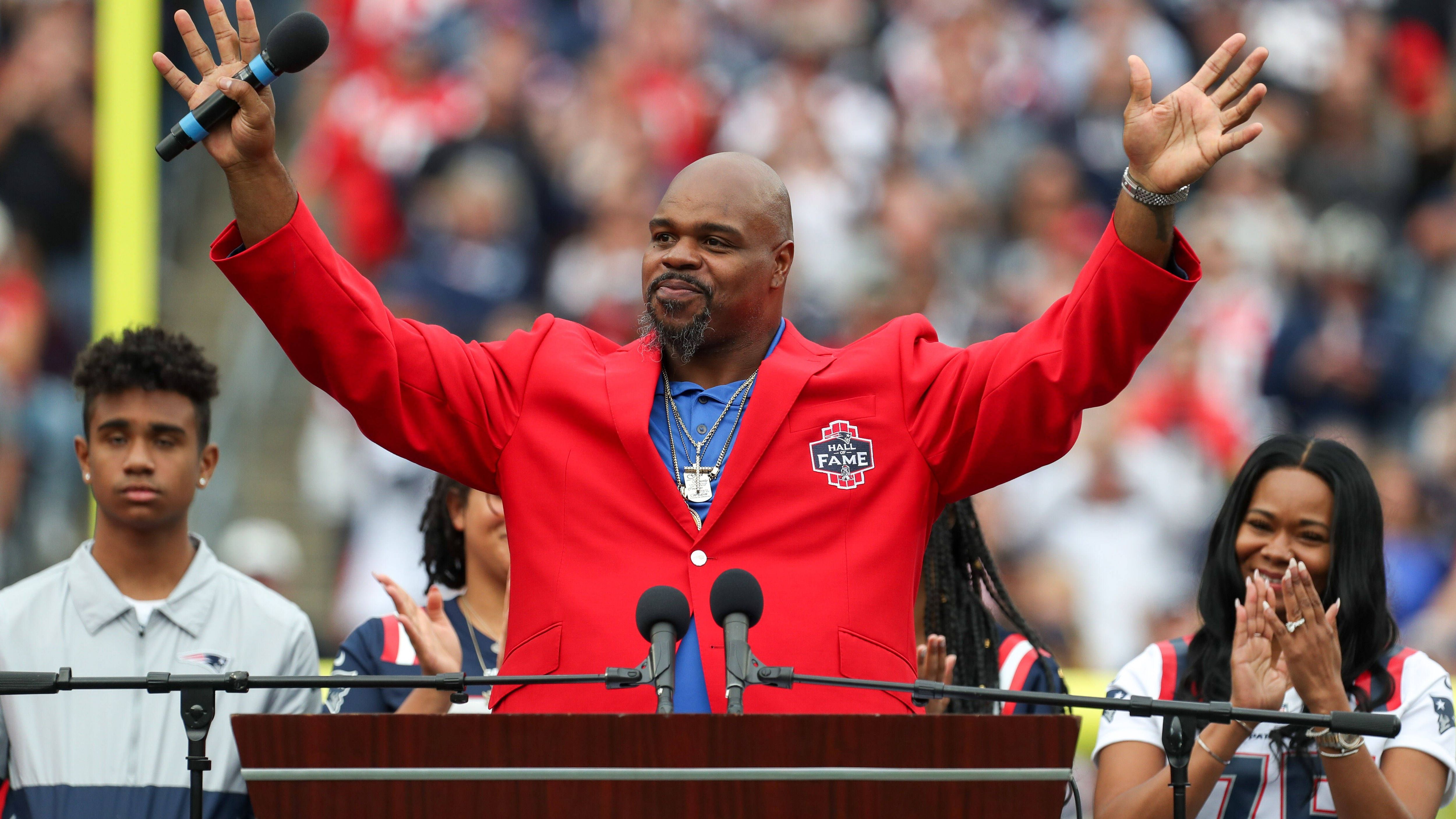 <strong>Vince Wilfork</strong><br>Position: Nose Tackle<br>Teams:&nbsp;New England Patriots (2004 – 2014), Houston Texans (2015 – 2016)<br>Erfolge: Zwei Super-Bowl-Siege (XXXIX, XLIX), Fünf Mal Pro Bowl<br>Halbfinalist, der es 2024 nicht in die Hall of Fame geschafft hat<br>Halbfinalist für HoF-Aufnahme: 3 Mal