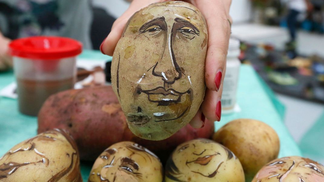Auf einer Kartoffel ist eine Karikatur von Russlands Machthaber Wladimir Putin zu sehen.
