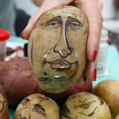 Russlands Machthaber Putin gehen die Kartoffeln aus und auch der enge Verbündete Belarus kann kaum helfen. 