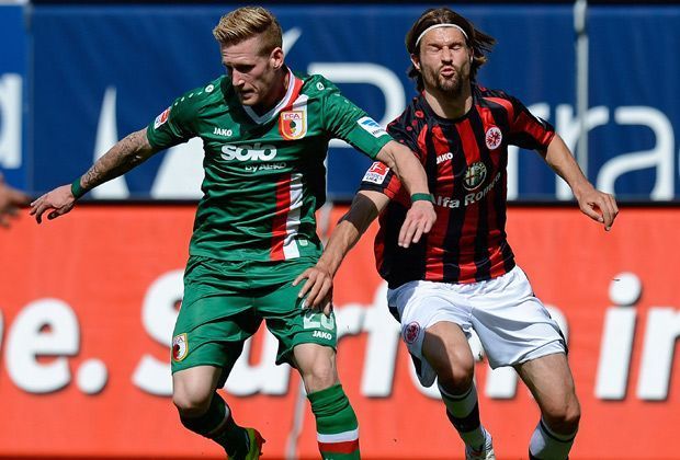 
                <strong>Andre Hahn (FC Augsburg)</strong><br>
                Er ist die Entdeckung beim FC Augsburg: Stürmer Andre Hahn (links) sorgte mit seinen zwölf Toren und neun Vorlagen für den kometenhaften Aufstieg der Schwaben in dieser Saison. Im Sommer wechselt er zu Borussia Mönchengladbach.
              