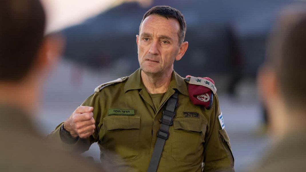 Herzi Halevi, Generalstabschef der israelischen Streitkräfte, spricht während eines Treffens mit Piloten auf dem Luftwaffenstützpunkt Nevatim im Süden Israels.