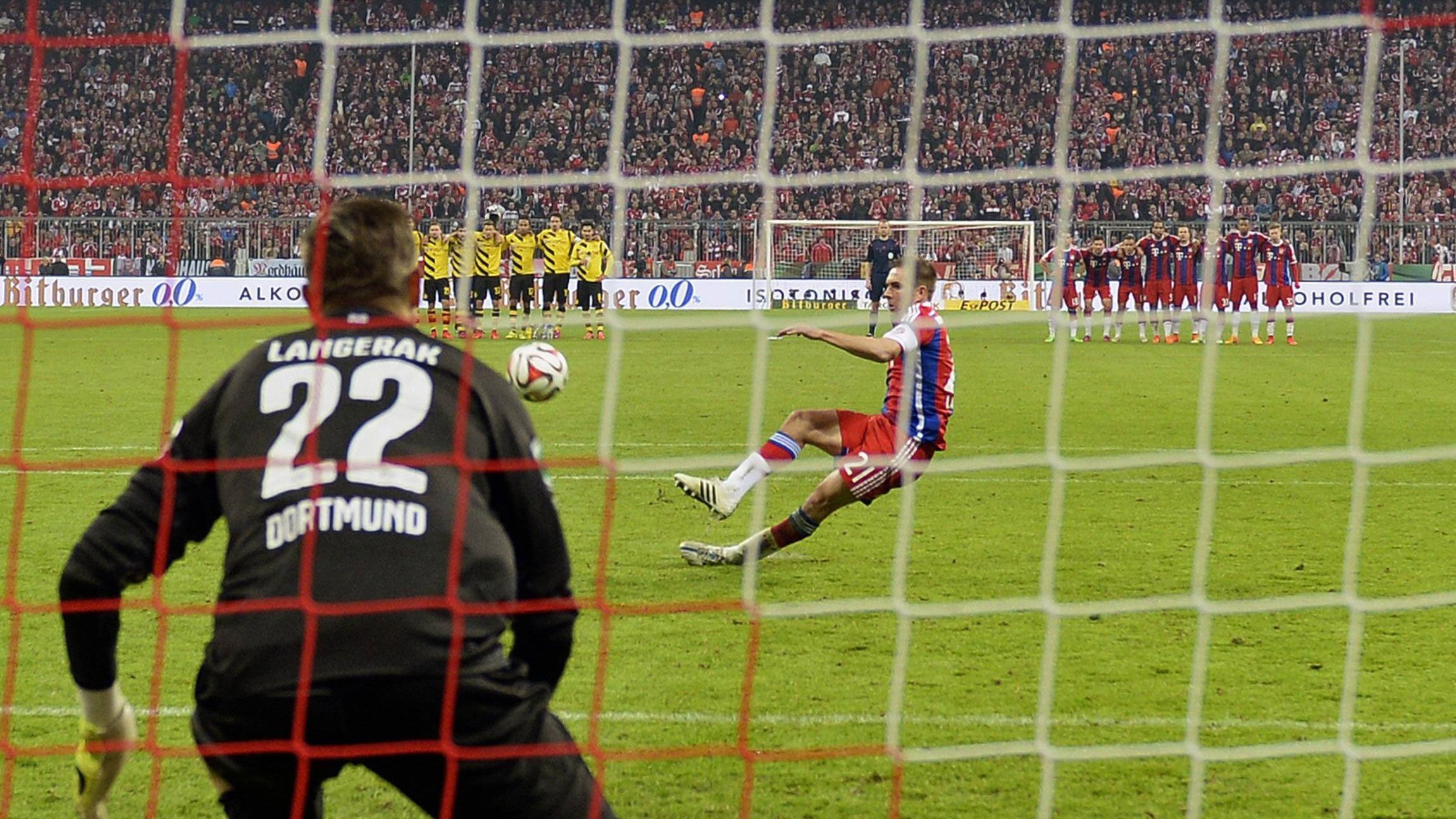 <strong>Rutschpartie im Elfmeterschießen besiegelt Dortmunder Finaleinzug</strong><br>
                Im Halbfinale des DFB-Pokals sieht sich der BVB 2015 erneut den Münchnern gegenüber. Das Spiel wird im Elfmeterschießen entschieden, Philipp Lahm und Xabi Alonso verschießen nahezu synchron wegen Ausrutschern.&nbsp;Der BVB zeigt sich nervenstärker und zieht letztlich etwas glücklich in das Finale ein, in dem allerdings der VfL Wolfsburg die Oberhand behält.
