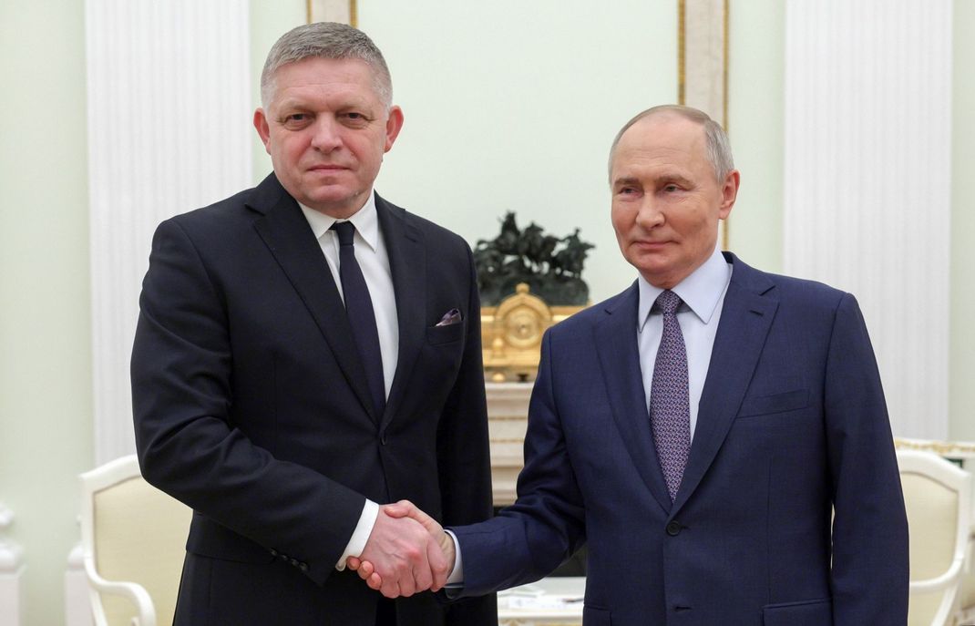 Der ukrainische Präsident Wolodymyr Selenskyj erhebt schwere Vorwürfe gegen den slowakischen Premier Robert Fico (l.) nach dessen Besuch bei Kremlchef Wladimir Putin (r.).