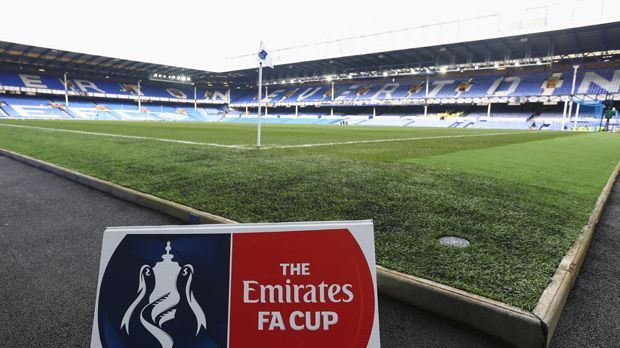 
                <strong>FC Everton - Goodison Park</strong><br>
                FC Everton: Den Goodison Park des FC Everton gibt es für ca. 5.000 Euro. Eines der ältestesten und gleichzeitig prestigeträchtigsten Stadien kommt im Vergleich günstig daher. Nach der Saison müssen sich Fans aber gedulden, denn bei Everton lautet das Motto: Erst dürfen die Sponsoren den Rasen buchen, dann die Fans. Aber die Verantwortlichen geben Entwarnung: Im Juni sollte man noch kicken können.
              