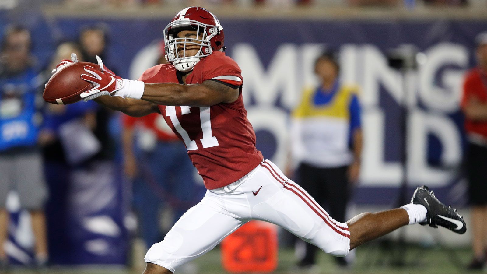 
                <strong>11. Pick: New York Giants - Jaylen Waddle, WR</strong><br>
                Die Giants haben bereits Kenny Golladay verpflichtet und sind bei den Receivern eigentlich gut aufgestellt. Aber ein praktisch überall einsetzbarer Spieler wie Waddle fehlt noch, mit seiner enormen Geschwindigkeit und einem Alter von 22 Jahren könnte ihm die Zukunft im Big Apple gehören.
              