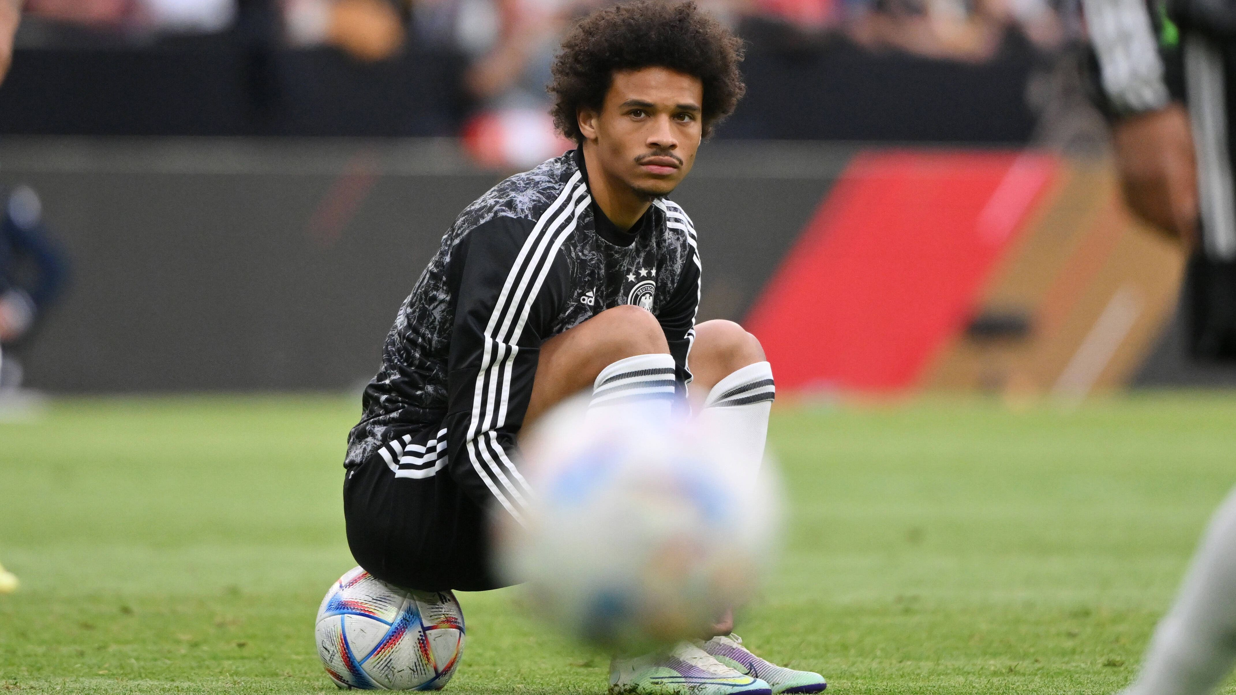 
                <strong>Leroy Sane</strong><br>
                Ähnliches wie im Fall Schlotterbeck gilt auch für Leroy Sane. Das Selbstvertrauen des Münchners ist merklich angekratzt, derzeit haben wohl andere Spieler in der Offensive die Nase vorne. Zwar kann der 26-Jährige immer den Unterschied machen, derzeit fühlt sich seine Rolle aber eher wie eine Last für das restliche Team an. "Wir unterstützen ihn mit allem, was wir haben. Er hat enorme Qualität", sagt Flick, der hofft, dass Sane bald wieder zu seiner Form zurückfindet.
              