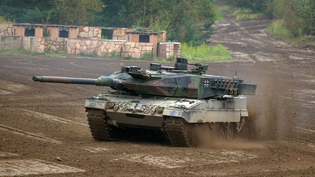 Deutschland will in einem ersten Schritt 14 Leopard-Kampfpanzer des Typs 2A6 aus den Beständen der Bundeswehr in die Ukraine liefern. 