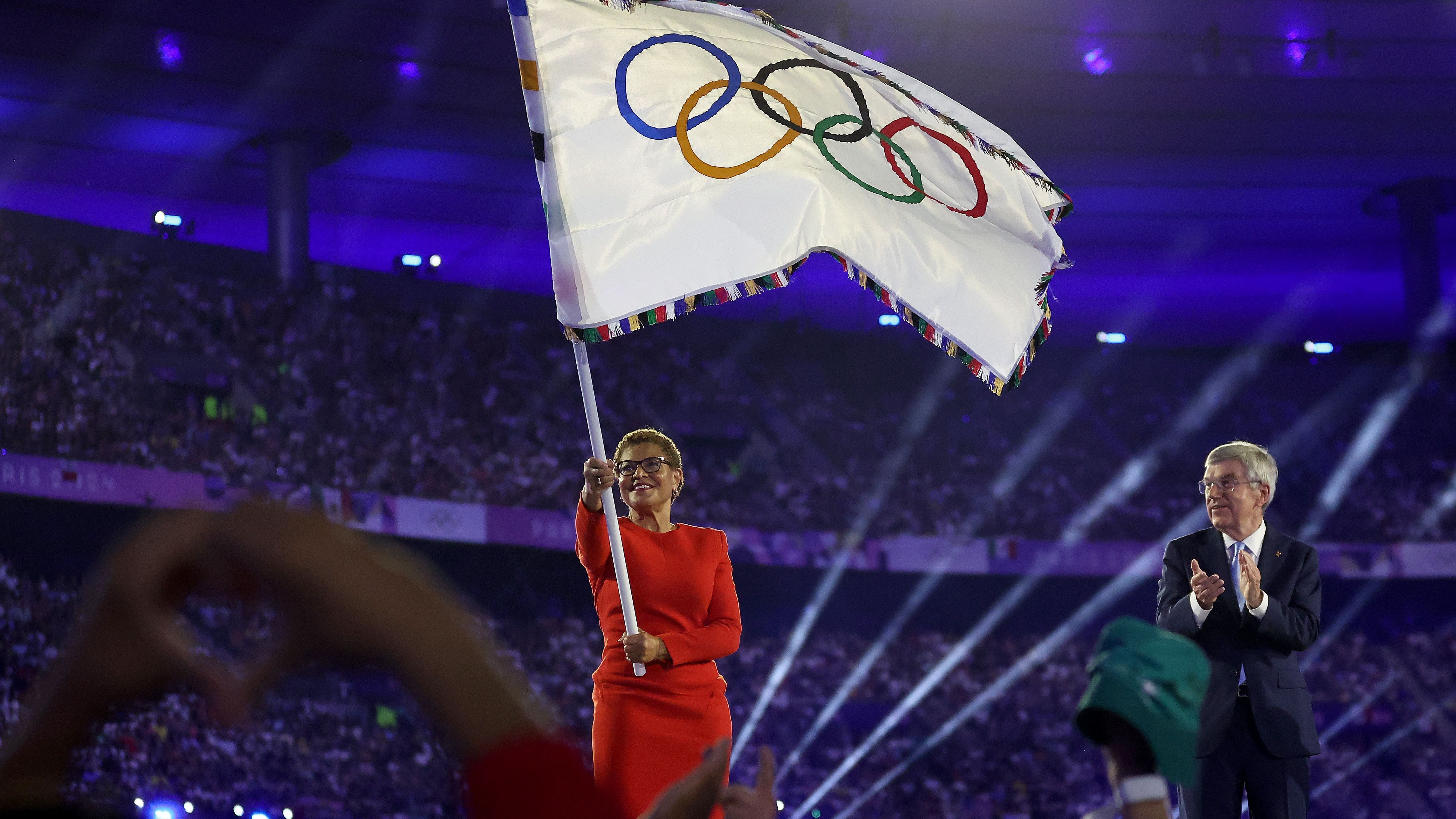 <strong>Olympia 2024: Die besten Bilder der Schlussfeier</strong><br>Es kommen die Momente, in denen es wieder offizieller wird. Die olympische Flagge wird eingeholt und der Bürgermeisterin von Los Angeles, Karen Bass, übergeben. Dort werden in vier Jahren die nächsten Olympischen Spiele stattfinden.&nbsp;