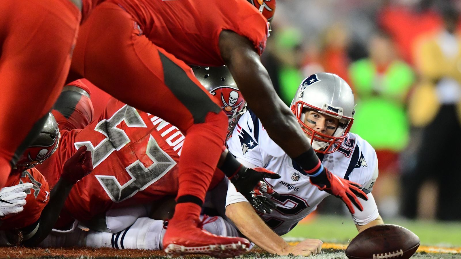 
                <strong>Tampa Bay Buccaneers</strong><br>
                Tom Brady vs. Tampa Bay Buccaneers: 4 Siege, 0 Niederlagen
              