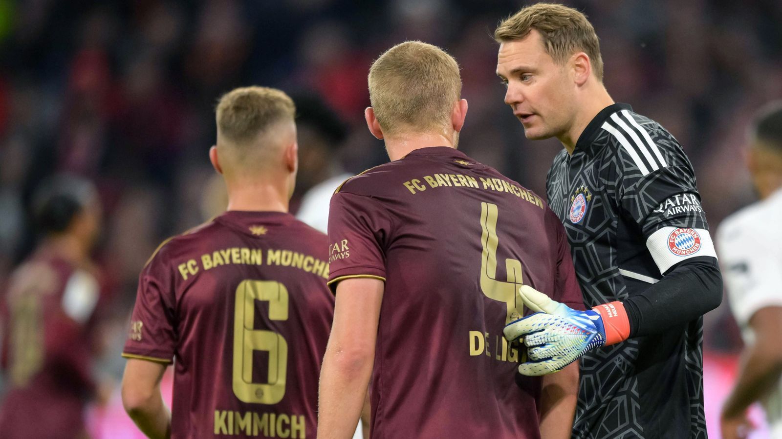 
                <strong>Manuel Neuer</strong><br>
                Der Kapitän ist rechtzeitig von seiner Corona-Erkrankung genesen und kann daher mit seinem 474. Bundesligaspiel Vereinslegende Sepp Maier überholen. Wie üblich angesichts der Bayern-Dominanz selten geprüft, bei Diabys Distanzschuss (34.) aber ebenso mit starker Parade wie gegen den freistehenden Adli (64.). ran-Note: 2
              