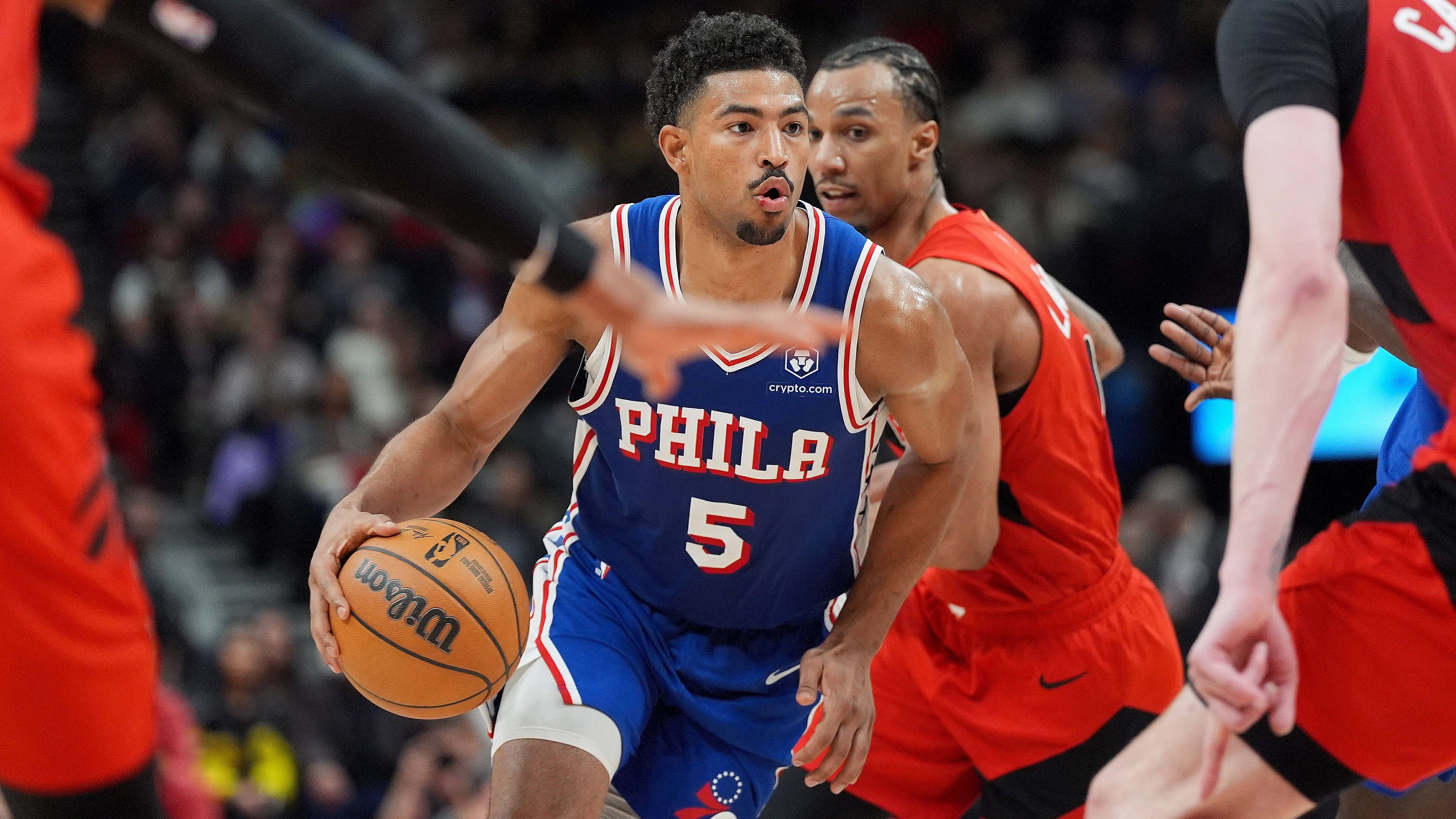 <strong>Quentin Grimes (zuletzt Philadelphia 76ers/RFA)</strong><br>Eigentlich war Grimes nie mehr als ein solider Role Player. Das änderte sich jedoch, als gegen Ende der letzten Saison bei den 76ers fast alle Scorer (Embiid, George, Maxey, McCain) verletzt ausfielen und er zur ersten Option aufstieg. In dieser Rolle erzielte er in fünf Spielen über 30 Punkte und steigerte damit sein Ansehen in der Liga erheblich.