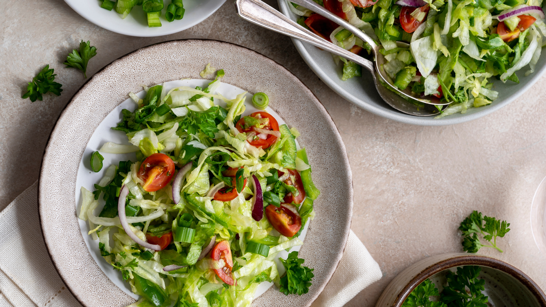 Weißkraut oder Spitzkohl schmeckt einfach prima zum Salat und ist super gesund.