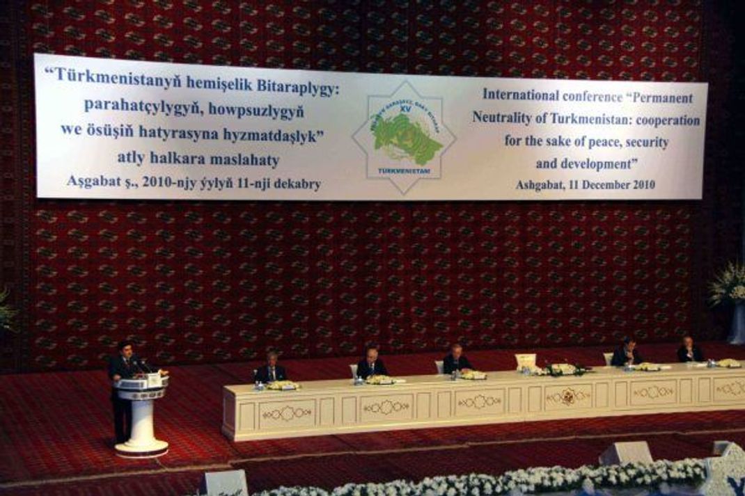 Für Turkmenistan ist seine Neutralität zentraler Bestandteil der Außenpolitik. Im Dezember 1995 wurde der selbsterklärte neutrale Status des Landes von den Vereinten Nationen offiziell anerkannt.