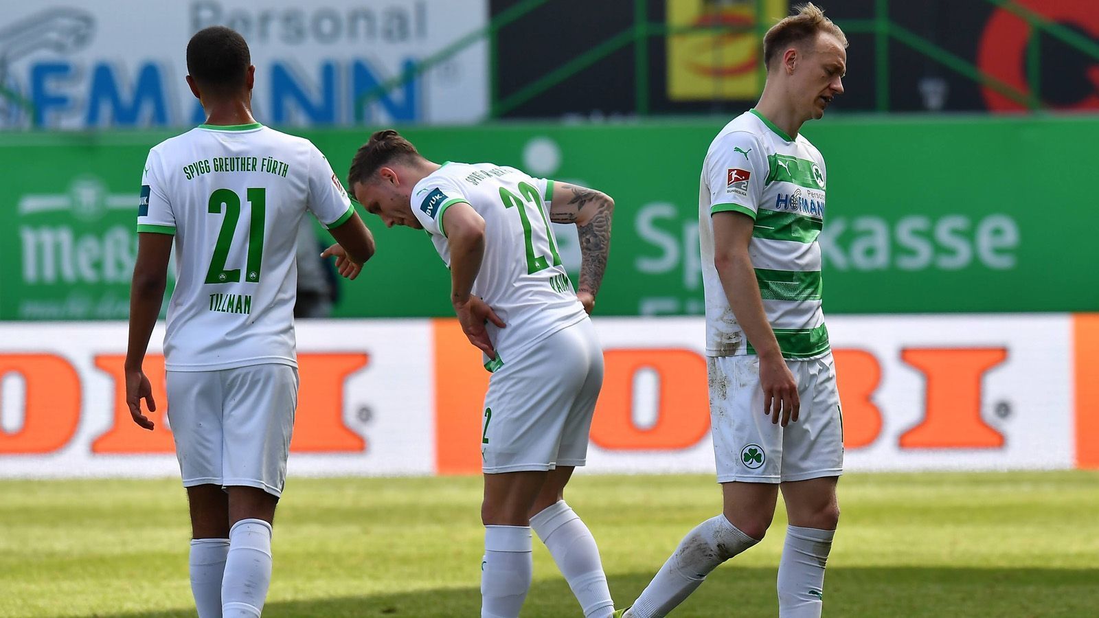 
                <strong>Greuther Fürth könnte sich den Relegationsplatz sichern</strong><br>
                Die SpVgg Greuther Fürth hat den direkten Aufstieg bei vier Punkten Rückstand auf Holstein Kiel nicht mehr in der eigenen Hand, dafür aber den Relegationsplatz. Wenn die Franken ihr Spiel gegen Paderborn gewinnen und der Hamburger SV im Parallelspiel nicht gewinnt, haben sie Platz 3 sicher. Selbiges trifft zu, sollten sie unentschieden spielen und der HSV im Parallelspiel verlieren. Doch es könnte auch ein schwarzer Sonntag für die Mannschaft von Trainer Stefan Leitl werden: Wenn Fürth verliert und der HSV gewinnt, rutschten sie aufgrund des schlechteren Torverhältnisses auf Platz 4 ab.  
              