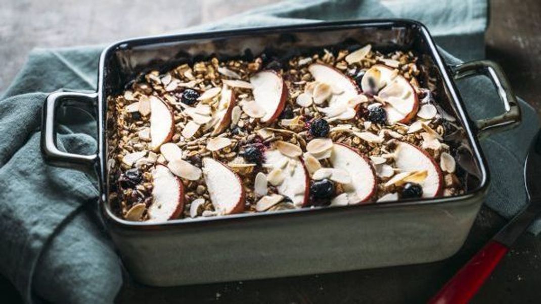 For baked oatmeal, oat flakes are prepared in the oven.