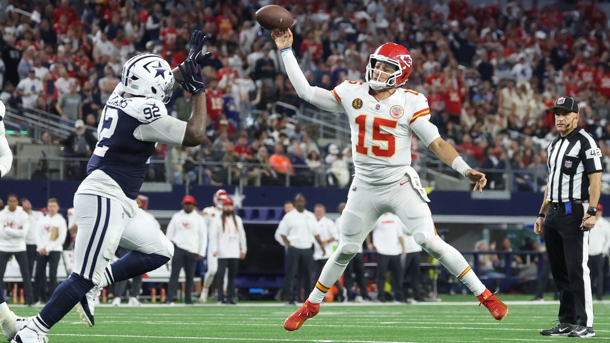 NFL, American Football Herren, USA Kansas City Chiefs at Dallas Cowboys Nov 27, 2025; Arlington, Texas, USA; Kansas City Chiefs quarterback Patrick Mahomes (15) throws a pass for a touchdown agains...