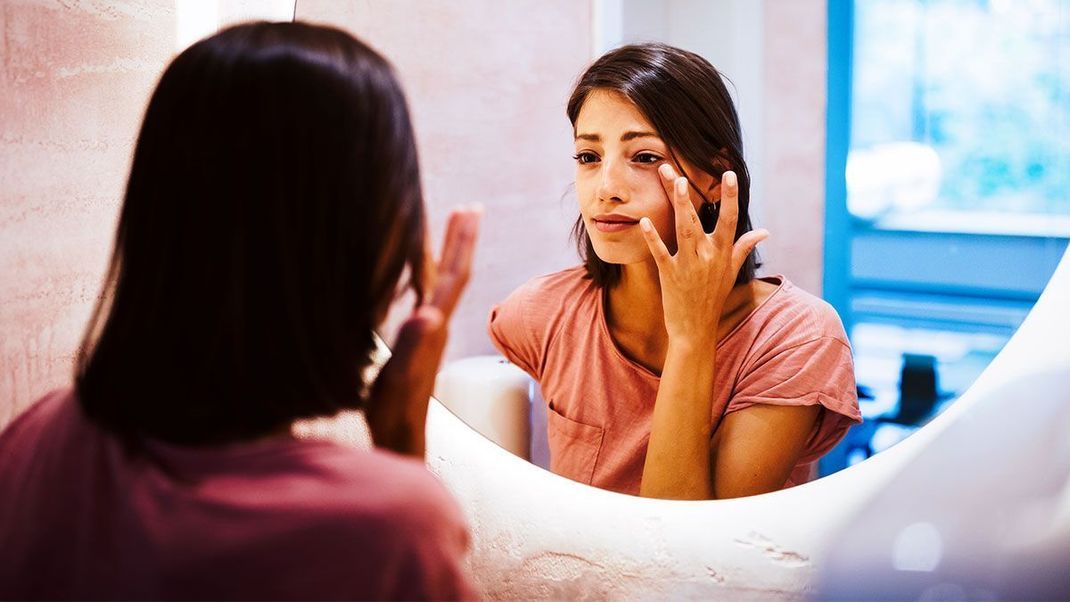 Was hilft gegen unschöne Tränensäcke? Wir haben effektive Beauty-Hacks für dich, wie du Augenringe und Tränensäcke kaschierst. 