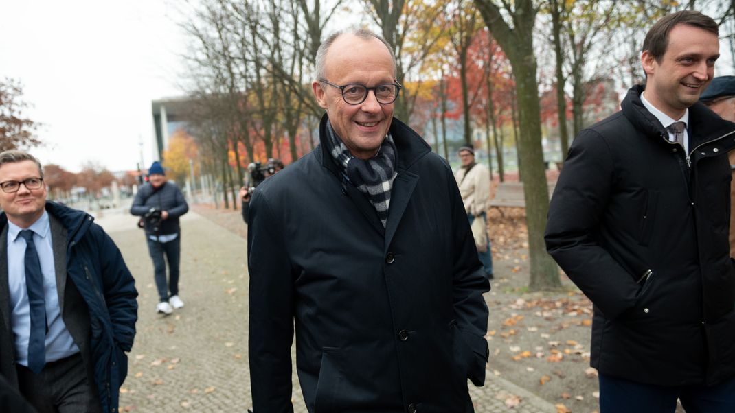 Friedrich Merz (Mitte), CDU-Bundesvorsitzender und CDU/CSU-Fraktionsvorsitzender im Bundestag, kommt zu einem Treffen mit Bundeskanzler Scholz (SPD) ins Kanzleramt. 