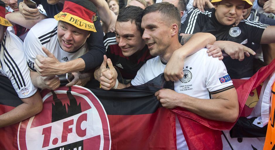 
                <strong>Letztes Spiel</strong><br>
                Letztes Spiel: Am 26. Juni 2016 bestreitet Lukas Podolski das letzte seiner 129 Länderspiele gegen die Slowakei. Im Achtelfinale der Europameisterschaft 2016 in Frankreich wechselt ihn Joachim Löw beim Stand von 3:0 für 18 Minuten ein. Nach der Partie lässt er sich mit Freunden und Fans des 1. FC Köln ablichten. Es wird sein letzter Auftritt für Deutschland sein.
              