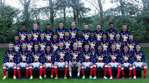 
                <strong>Rentier-Mannschaft beim FC Arsenal </strong><br>
                Man könnte ihn fast als "Kult" bezeichnen. Auch dieses Jahr gibt es im Fanshop des FC Arsenal wieder einen (ganz besonders furchtbaren) Weihnachtspullover. Schon zuvor posierte die gesamte Mannschaft in ihrem neuen Winter-Outfit. Vor lauter Elchen erkennt man die Gesichter der Spieler und Trainer kaum noch. Doch nicht nur bei den "Gunners" war für das Weihnachtsgeschäft viel Kreativität im Spiel. 
              
