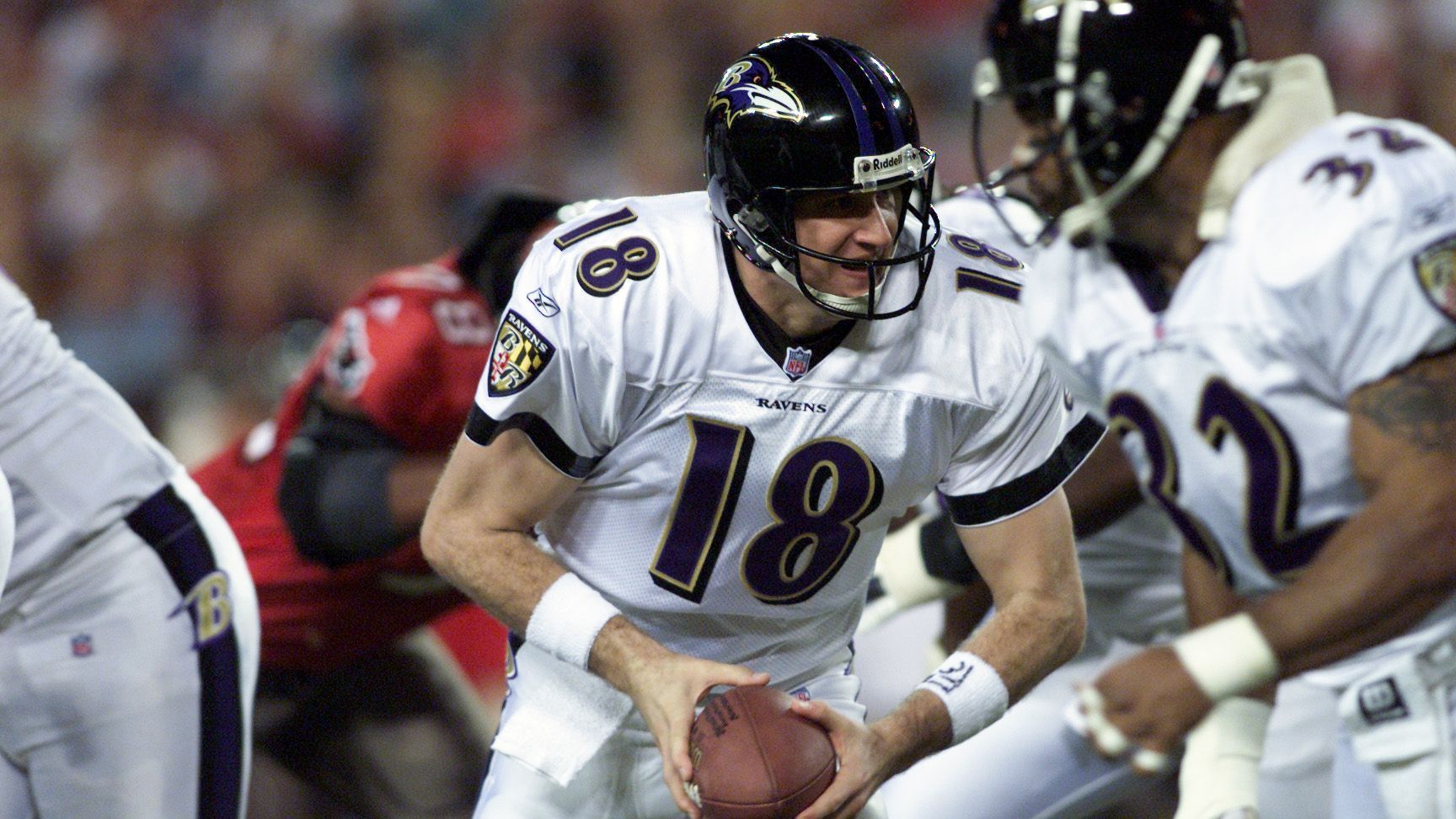 
                <strong>Baltimore Ravens - 2001</strong><br>
                Im Jahr zuvor holten die Ravens nach einem 34:7-Sieg über die New York Giants den Super Bowl. Auch 2001 erreichte Baltimore nach einer 10:6-Bilanz in der Regular Season die Playoffs, schlug in der Wild Card Round die Miami Dolphins 20:3. Gegen die Pittsburgh Steelers war in der Divisional Round dann aber nach einem 10:27 Schluss. 
              