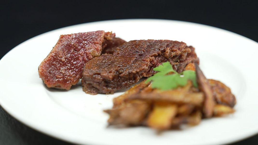 Als Veganer:in musst du nicht auf ein leckeres Steak verzichten. Wir zeigen dir, wie du Seitan aus Mehl selbst machen kannst!
