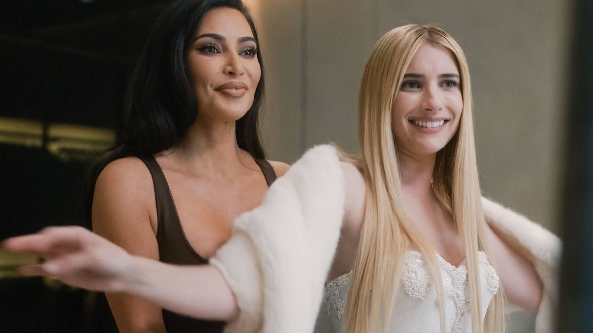 Kim Kardashian und Emma Roberts in "American Horror Story"