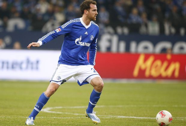 
                <strong>Christoph Metzelder: von Dortmund zu Schalke</strong><br>
                Das entgegengesetzte Schicksal ereilte Christoph Metzelder, der nach seiner Zeit bei Real Madrid 2010 zu Schalke wechselte. Sieben Jahre hatte er bereits beim Nachbarn in Dortmund auf dem Rasen gestanden.
              