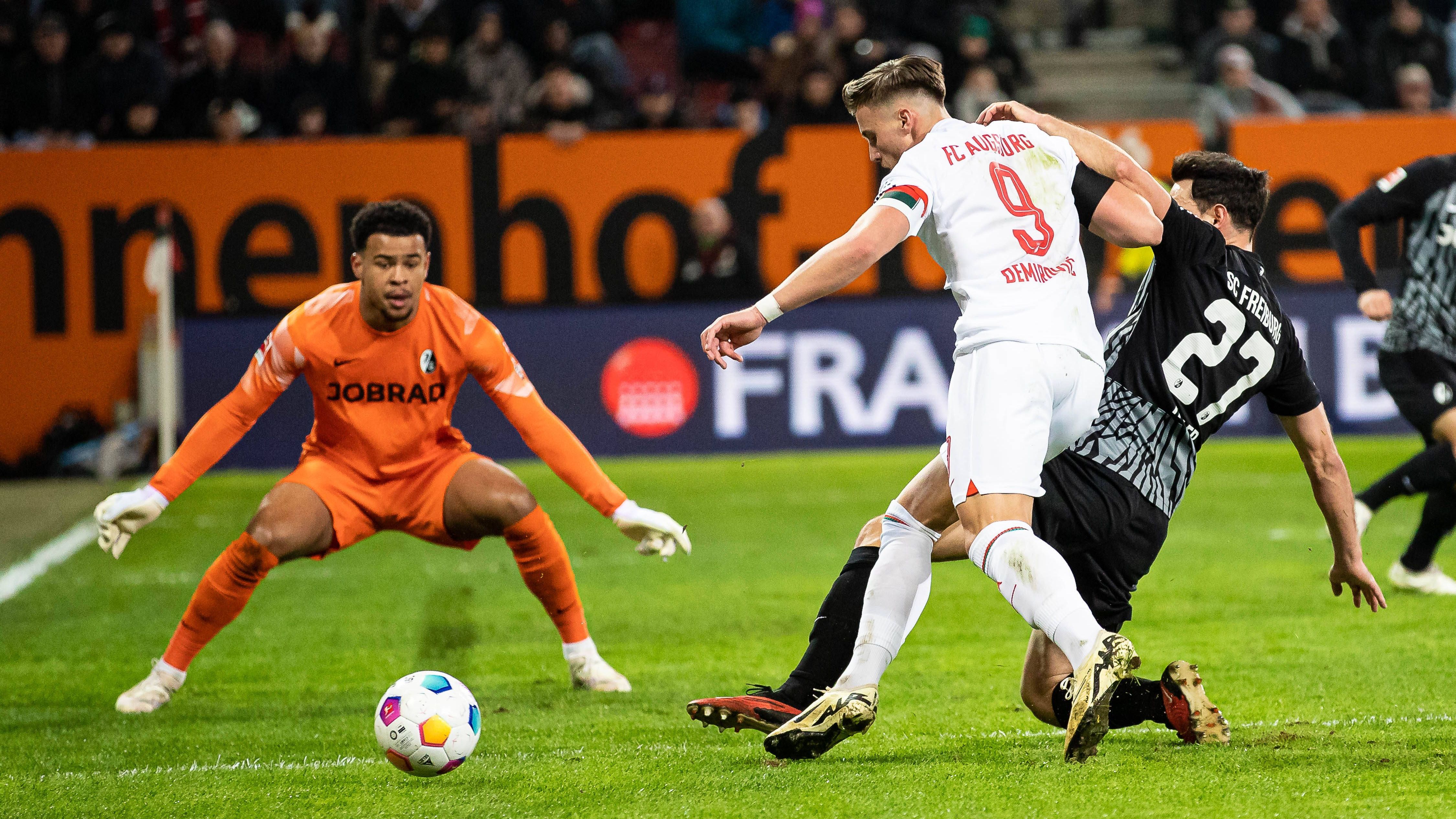 <strong>Großkampf um Conference-League-Platz</strong><br>Hoffenheim kann nicht mehr schlechter als auf Rang acht landen, der SC Freiburg hingegen schon. Dem aktuellen Achten der Bundesliga sind Heidenheim, Augsburg und Bremen auf den Fersen, was zu einer unbequemen Lage führt. Zwar haben die Teams drei Zähler weniger auf dem Konto, jedoch allesamt die bessere Tordifferenz.