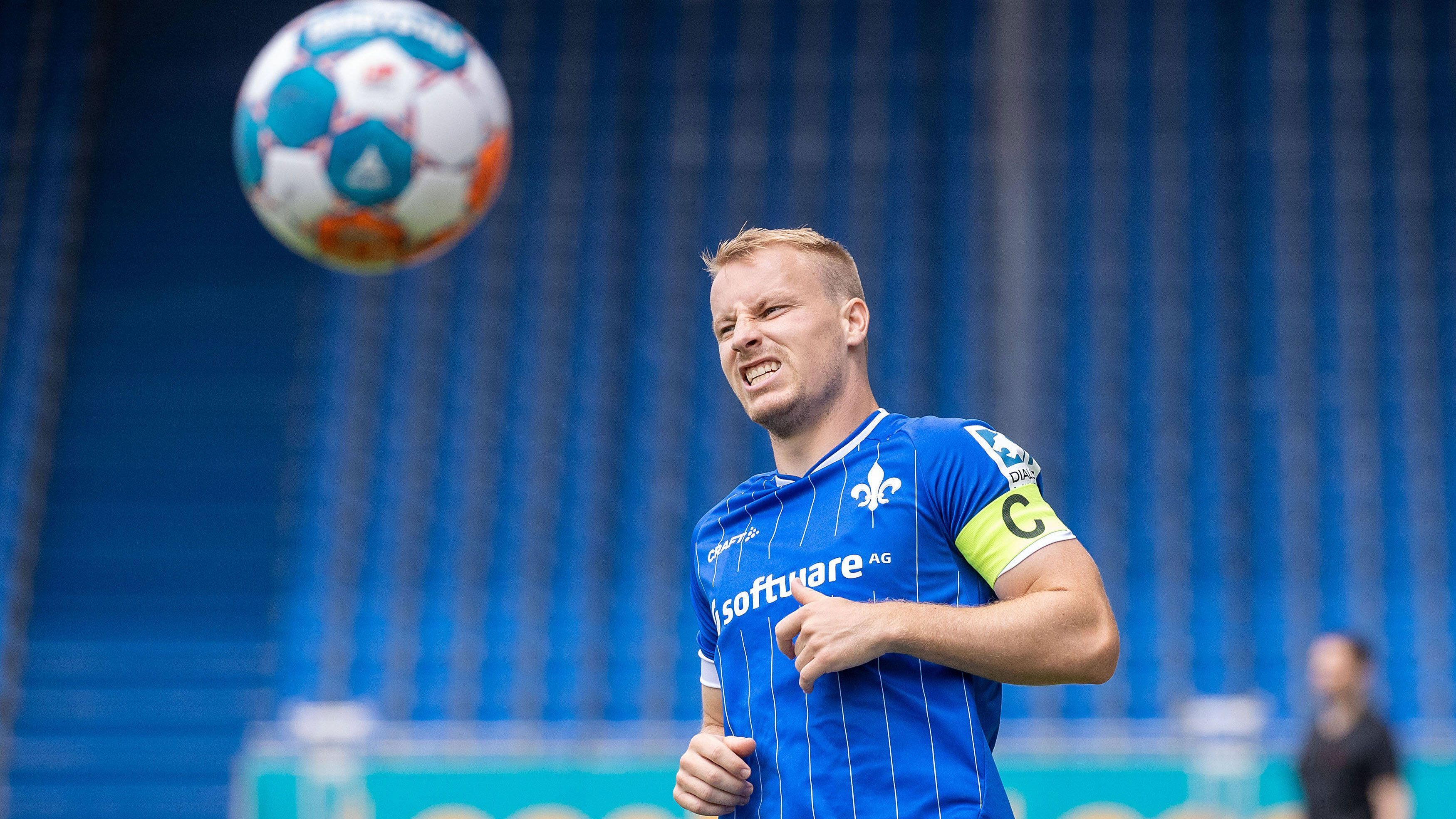 
                <strong>SV Darmstadt 98</strong><br>
                &#x2022; Kapitän: Fabian Holland - <br>&#x2022; Position: Linker Verteidiger - <br>&#x2022; Im Verein seit: 2014<br>
              