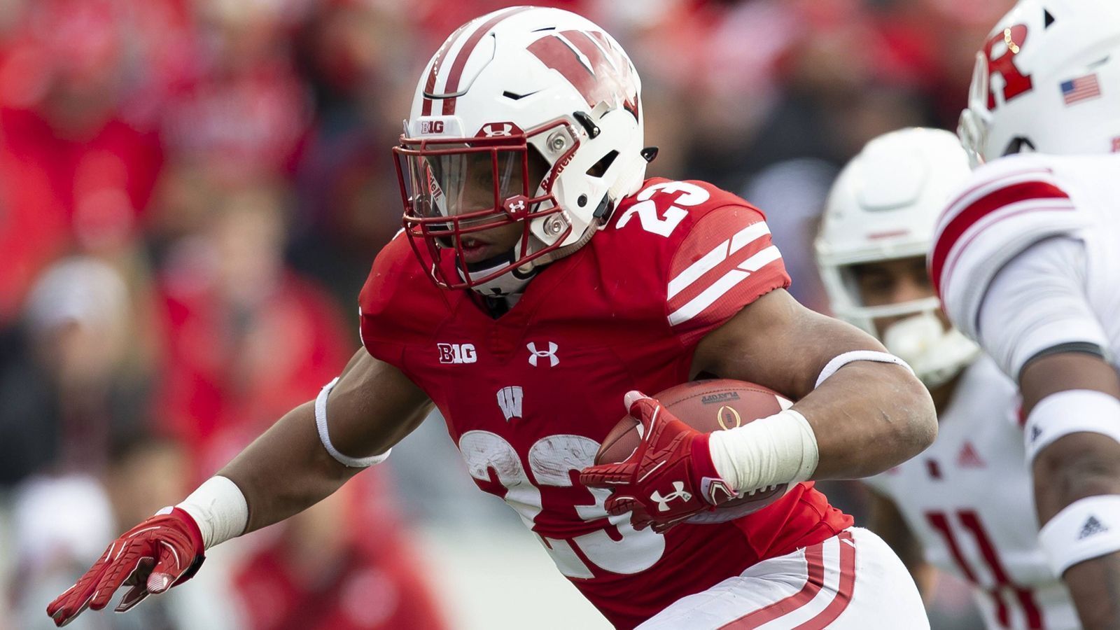 
                <strong>Jonathan Taylor (Running Back, Wisconsin)</strong><br>
                In Jonathan Taylor gibt es noch einen weiteren Running Back, der in der 1. Runde ausgewählt werden könnte. In der vergangenen Spielzeit lief er für insgesamt 2194 Rushing-Yards und 16 Touchdowns, machte im Schnitt 7,1 Yards pro Lauf. 2018 wurde er mit dem Doak Walker Award, einem Preis für Running Backs, ausgezeichnet.  
              