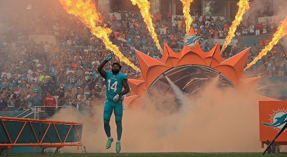 
                <strong>Miami Dolphins: Jarvis Landry</strong><br>
                Zweifelsohne gehört Jarvis Landry zu den spektakulärsten Receivern der Liga. Doch warum ist er neben den Abwehr-Assen Ndamukong Suh und Kiko Alonso einer der wichtigsten Faktoren der Miami Dolphins? Landry ist im Team ein unangefochtener Anführer, ist nach Angaben seiner Teamkollegen Motivator Nummer eins. Zusätzlich sind die Dolphins in der Offense auf ihren Receiver angewiesen. Die Dolphins nahe Webseite "thephinsider" spekuliert daher, die Franchise könne ihn in Kürze zum bestbezahlten Wide Receiver der NFL machen.
              