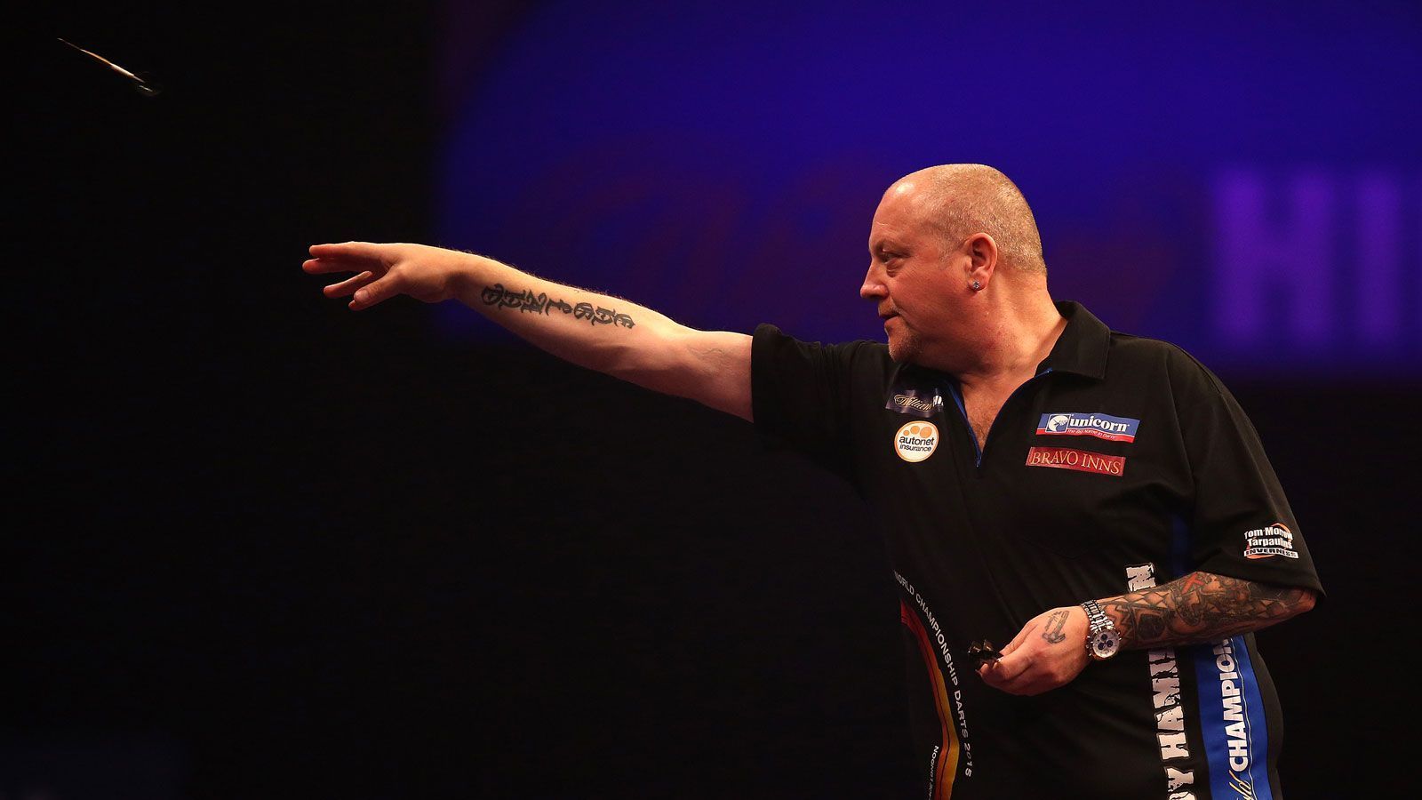 
                <strong>Auftakt gegen "The Hammer"</strong><br>
                Der 23-Jährige trifft am Samstag auf den 30 Jahre älteren Andy Hamilton aus England. Keine leichte Aufgabe: Der deutsche Hoffnungsträger steht auf Platz 112 der Pro Tour Order of Merit, sein Gegner auf Rang 31. Setzt sich Kurz gegen "The Hammer" durch, kommt es zum ersten deutschen Duell in der Geschichte der Darts-WM...
              