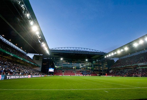 
                <strong>Parken Stadion Kopenhagen (Dänemark)</strong><br>
                Dänemark bietet mit der Heimspielstätte des FC Kopenhagen 38.190 Zuschauern ein rundes Fußballerlebnis. Hier finden drei Vorrundenspiele und ein Achtelfinale statt.
              