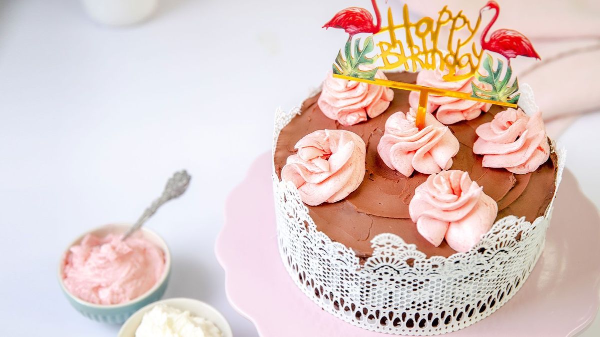 Schokokuchen mit Buttercreme-Blüten