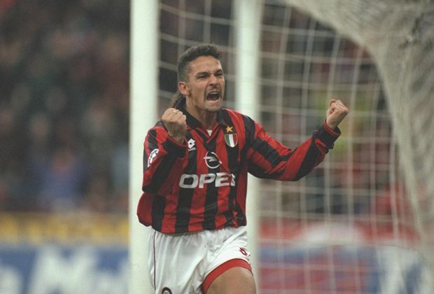 
                <strong>Mittelfeld: Roberto Baggio (Italien)</strong><br>
                Der zweite Italiener in Zanettis Startformation und erbitterter Rivale aus der Serie A ist Roberto Baggio. "Ich habe einigen der weltbesten Offensivspieler in der Serie A gegenüber gestanden. Aber keiner hatte eine derart natürliche Begabung wie Baggio."
              