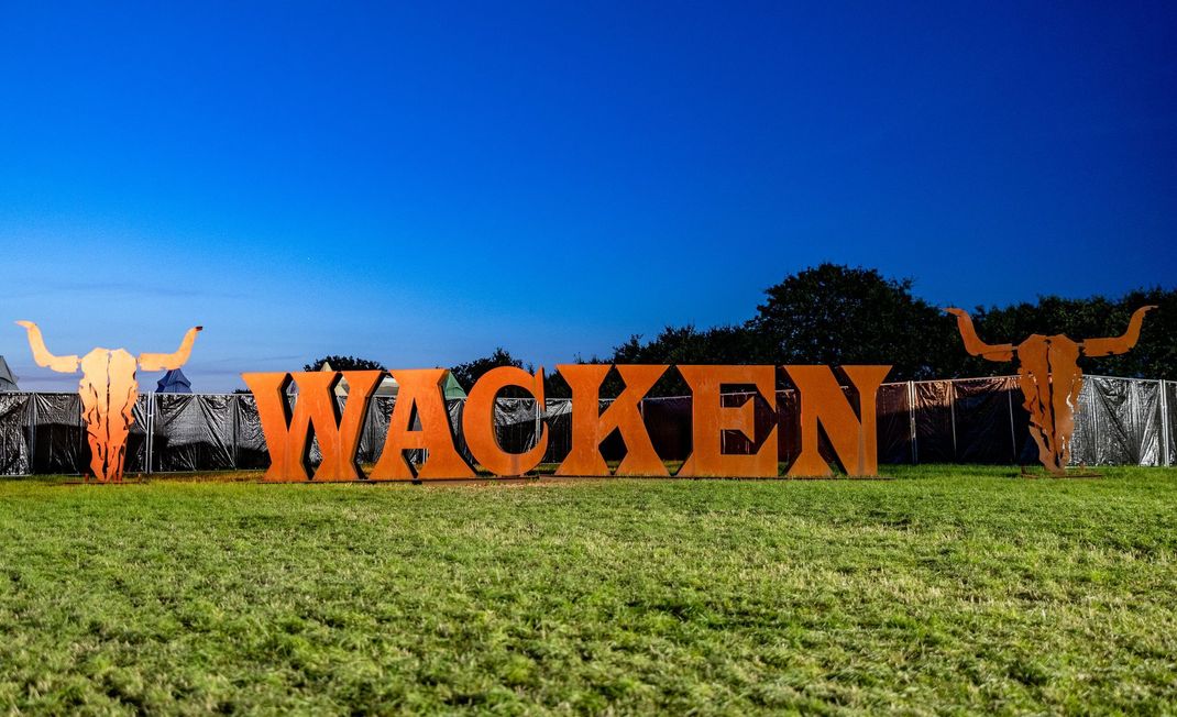 Auf dem Wacken Open Air feiern tausende Metal-Fans gemeinsam ihre Lieblingsbands.