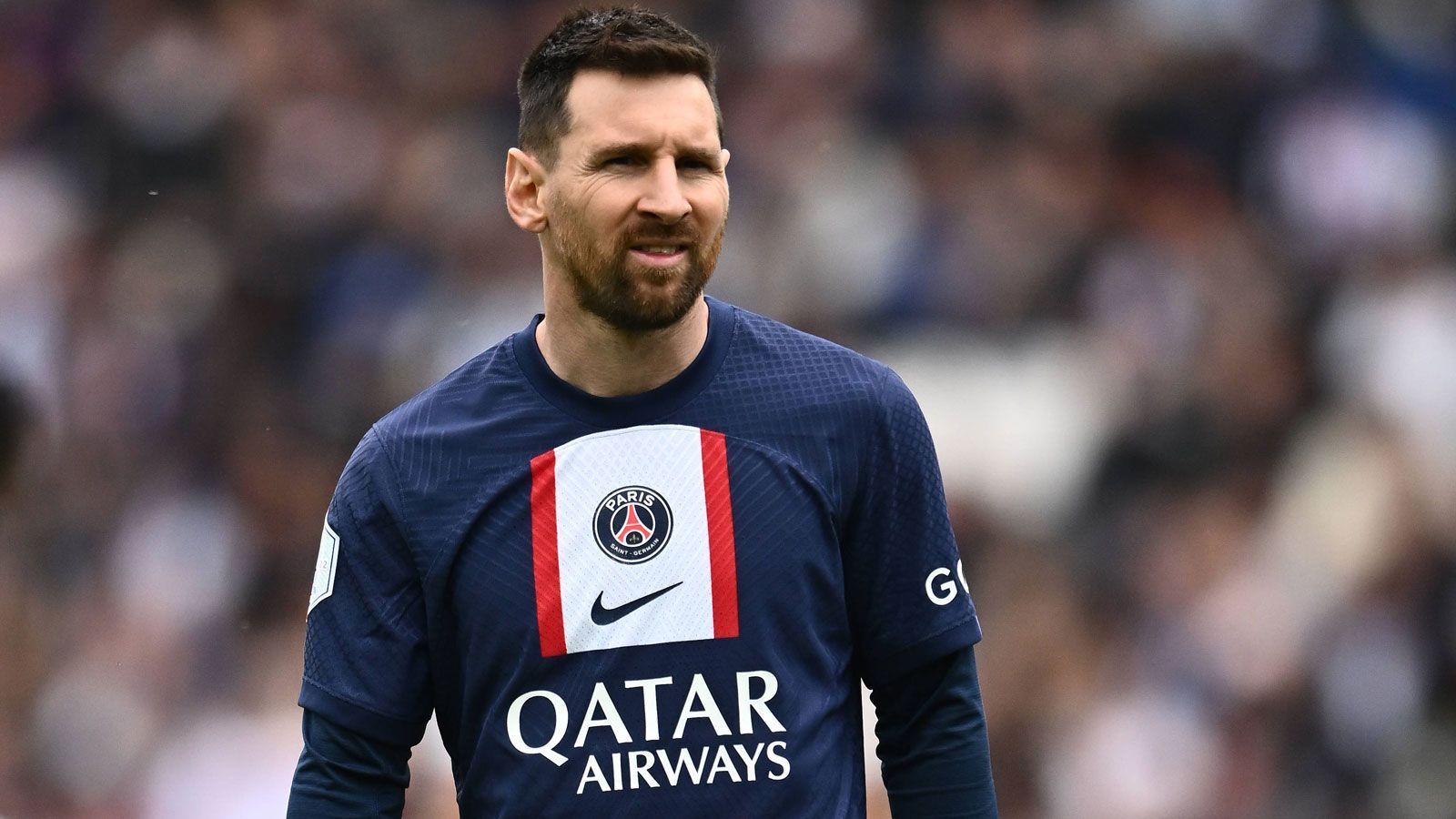 
                <strong>Lionel Messi verlässt PSG im Sommer 2023: Landing Spots für den Superstar</strong><br>
                Was sich wochenlang andeutete, ist nun offiziell! Lionel Messis Tage in Paris sind vorbei. Der Abgang des Superstars von Paris Saint-Germain wurde vor dem letzten Ligue-1-Spiel der Saison 2022/23 von Trainer Christophe Galtier offiziell bestätigt. Gegen Clermont Foot lief der siebenmalige Gewinner des Ballon d'Or zum letzten Mal für PSG auf. Wohin könnte der Weltmeister von 2022 nun wechseln? ran fasst Messis mögliche Landing Spots zusammen.
              