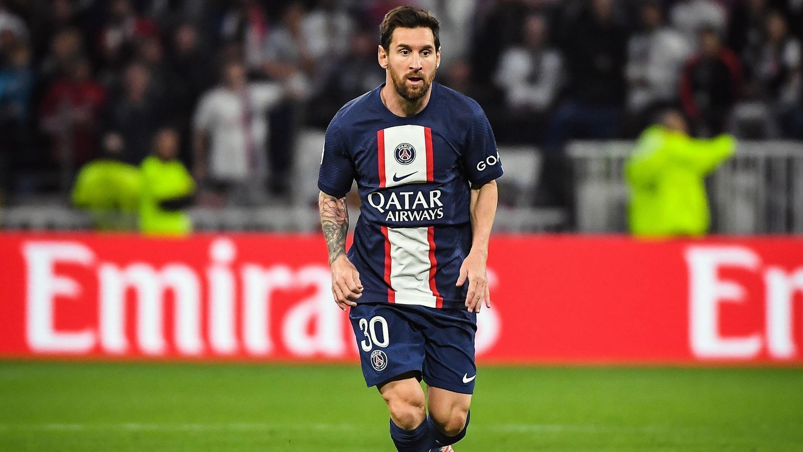 
                <strong>Platz 3: Lionel Messi (Paris St. Germain)</strong><br>
                &#x2022; Gesamt-Einnahmen 2022: 110 Millionen US-Dollar<br>&#x2022; Gehalt: 62 Millionen US-Dollar<br>&#x2022; Sponsoring-Einnahmen: 48 Millionen US-Dollar<br>
              