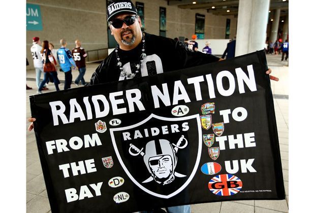 
                <strong>Oakland Raiders - Miami Dolphins</strong><br>
                Und Oaklands Fans, bekannt als Raider Nation, sorgen für absolute optische Highlights. Während dieser Anhänger allein mit Cap und Fahne unterstützt,...
              