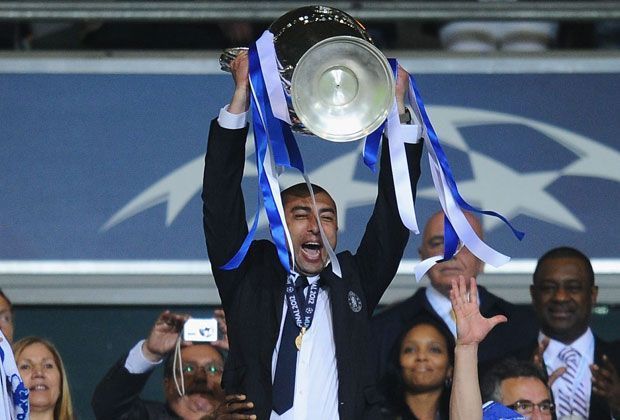 
                <strong>Champions League-Sieger mit Chelsea</strong><br>
                … und bald erfolgreich als Cheftrainer: Gegen den FC Bayern München gewinnt seine Mannschaft 2012 die Champions League. Vor dieser Saison hatte di Matteo Angebote von Frankfurt und Bremen auf dem Tisch liegen. Jetzt kommt er also doch in die Bundesliga.
              