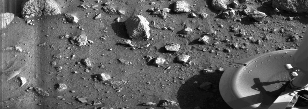 Die Raumsonde Viking1 schickte 1976 das erste detaillierte Bild der Marsoberfläche zur Erde. Auffällig: Statt Marsmännchen sahen die Forscher nur ein Landebein der Sonde und eine Menge trockenes Geröll. 