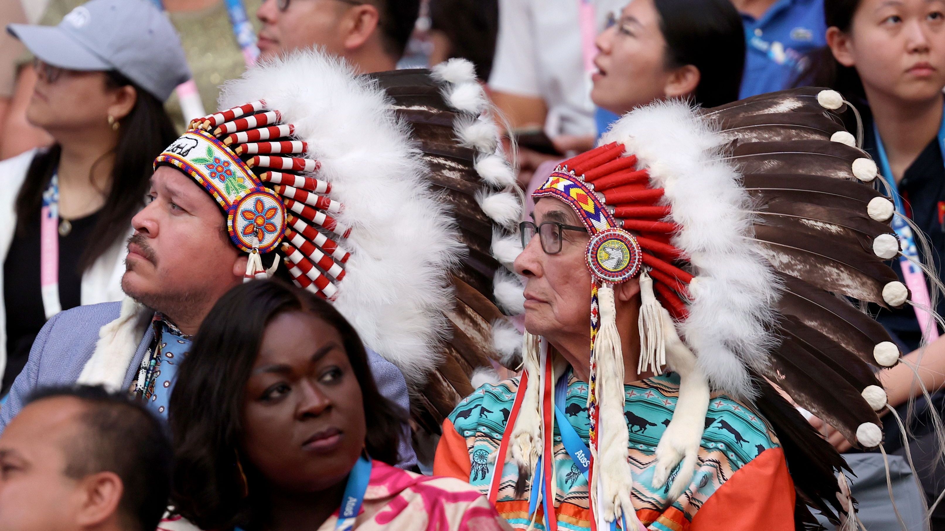 <strong>Olympia 2024: Die besten Bilder der Schlussfeier</strong><br>Unter den Zuschauern im Stade de France befinden sich auch diese Männer mit traditionellem Kopfschmuck.