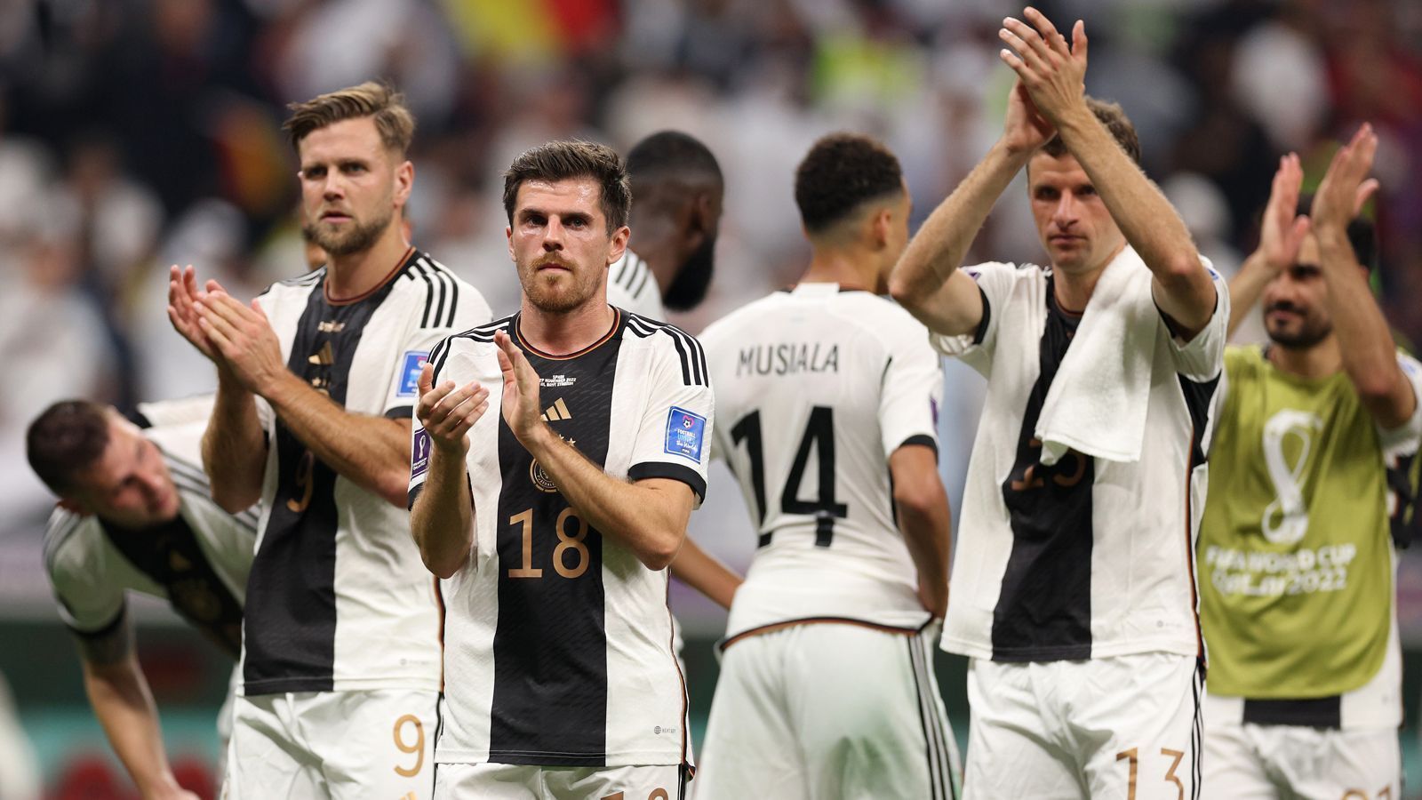 
                <strong>Gazzetta dello Sport (Italien)</strong><br>
                "Star des Abends ist Füllkrug. Mit seiner bescheidenen Karriere ist er das Emblem des heutigen Deutschlands, das den Ruhm der Vergangenheit verloren hat und eine graue Gegenwart erlebt."
              