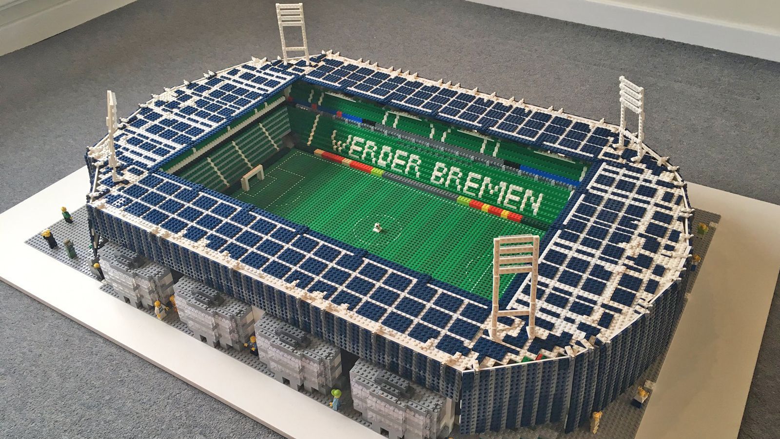 
                <strong>SV Werder Bremen</strong><br>
                Den Nachbau des Bremer Weserstadions spendete der junge "Baumeister" dem "Wuseum", dem Vereins-Museum des SV Werder Bremen.
              